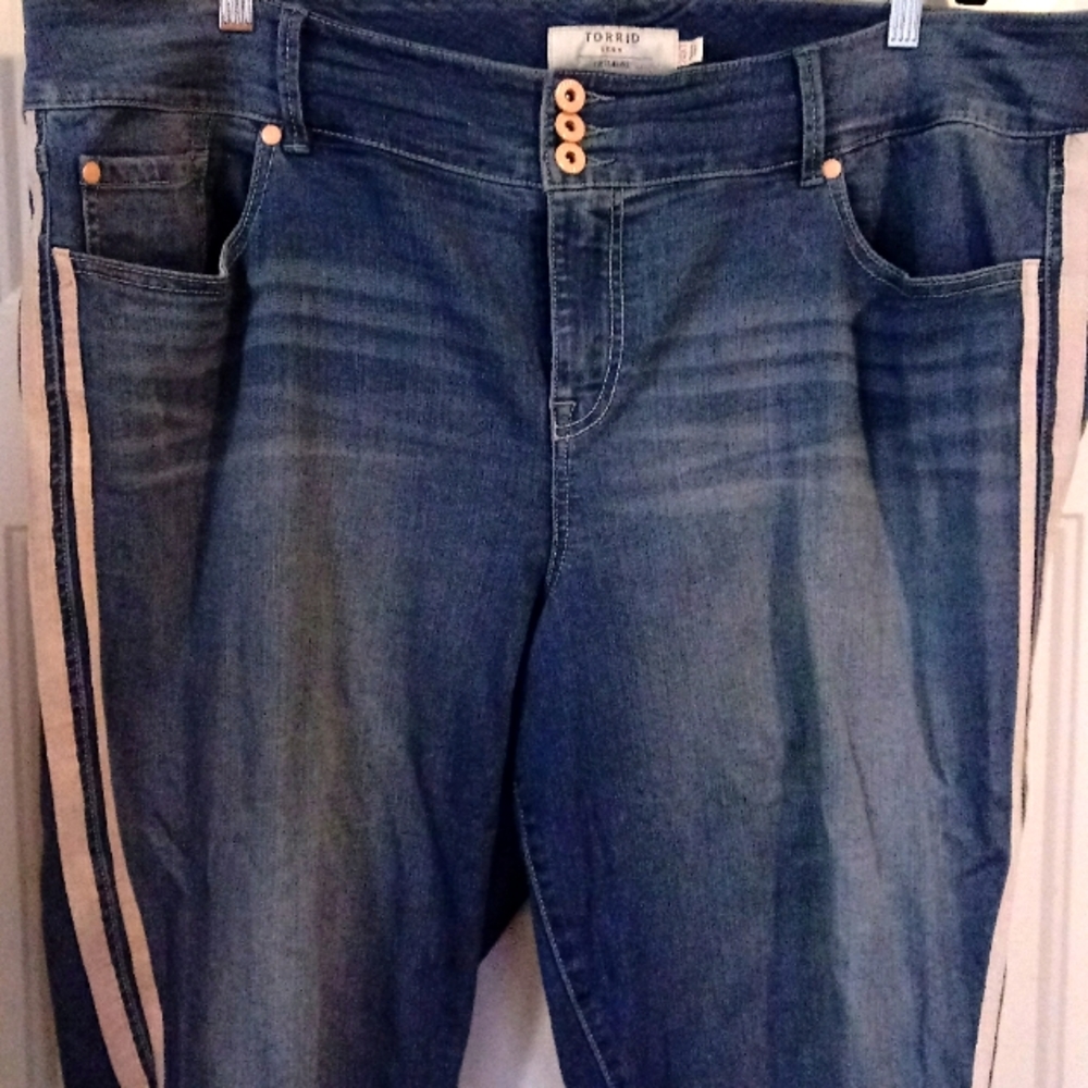 Torrid Sz 24XT Super Stretch Medium Wash Jegging w/ White Stripe